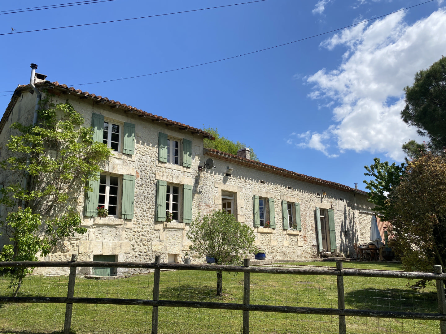 Near Aubeterre, country house with 2 guest houses, over a hectare of grounds. Beautiful views.
