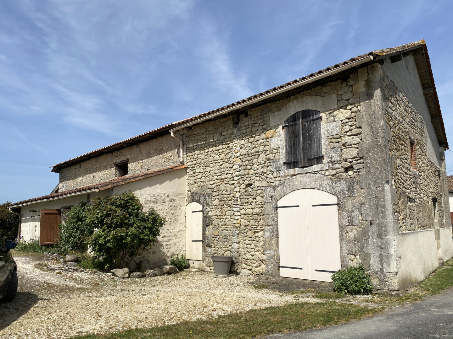 Brossac area. Charming cottage with development potential.