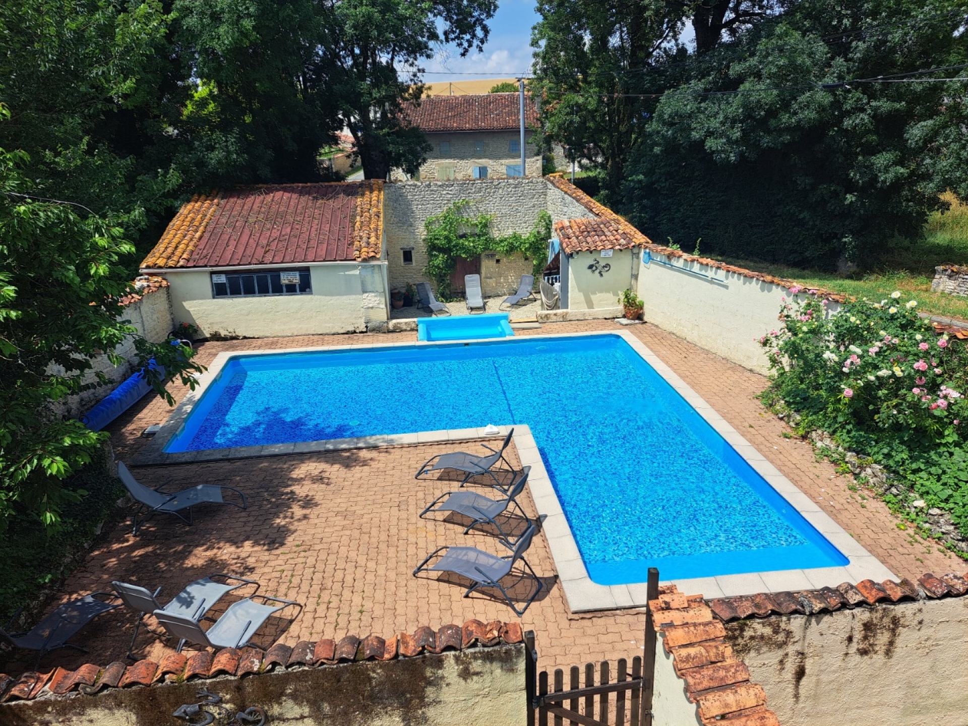 Bungalow with 4 gites, pool and garden. Saint Jean D'Angely