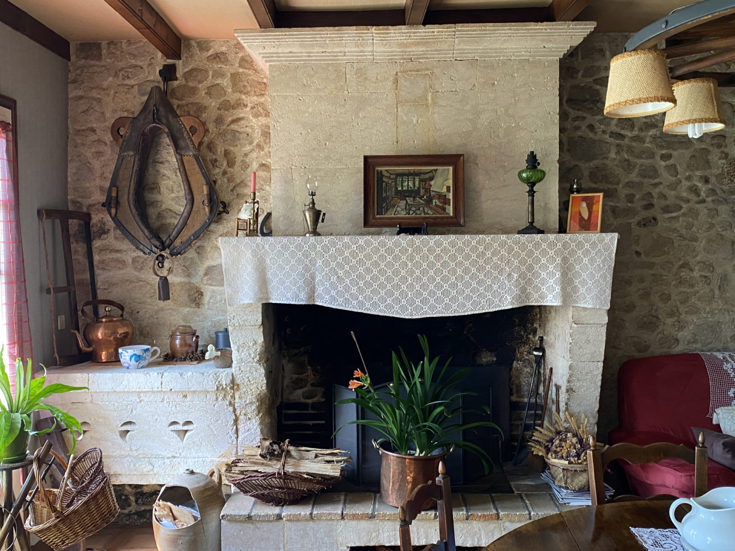 Brossac area. Charming cottage with development potential.