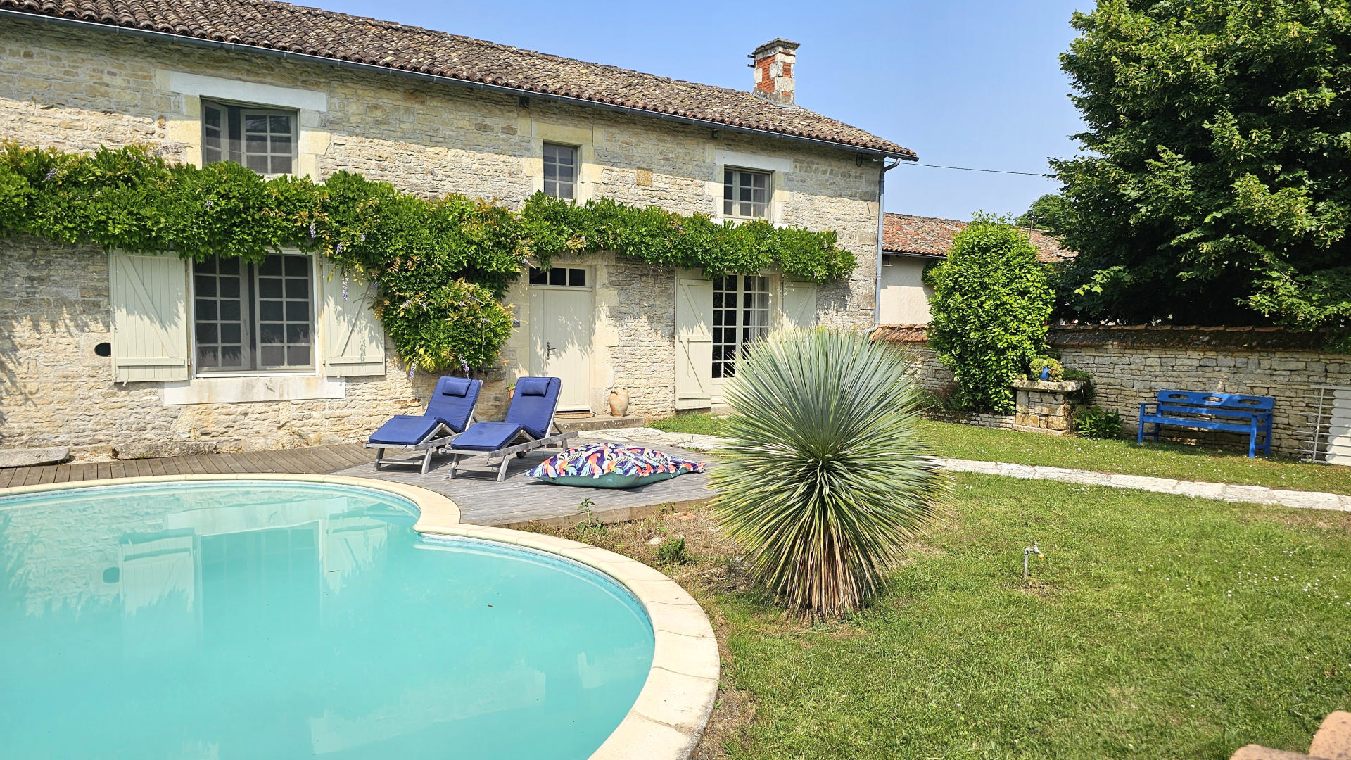 Pretty Old Golden Stone Farmhouse, Pool and Barns