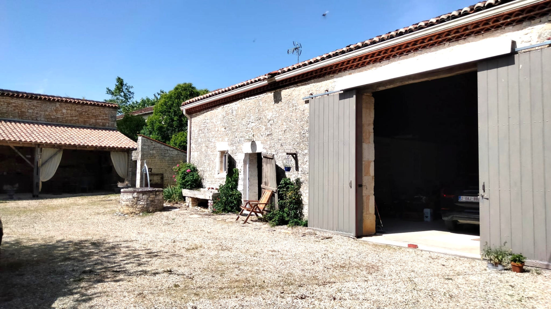 Old Stone Longère, Guesthouse, Vast Barn, Pool, Views, Near Angoulême