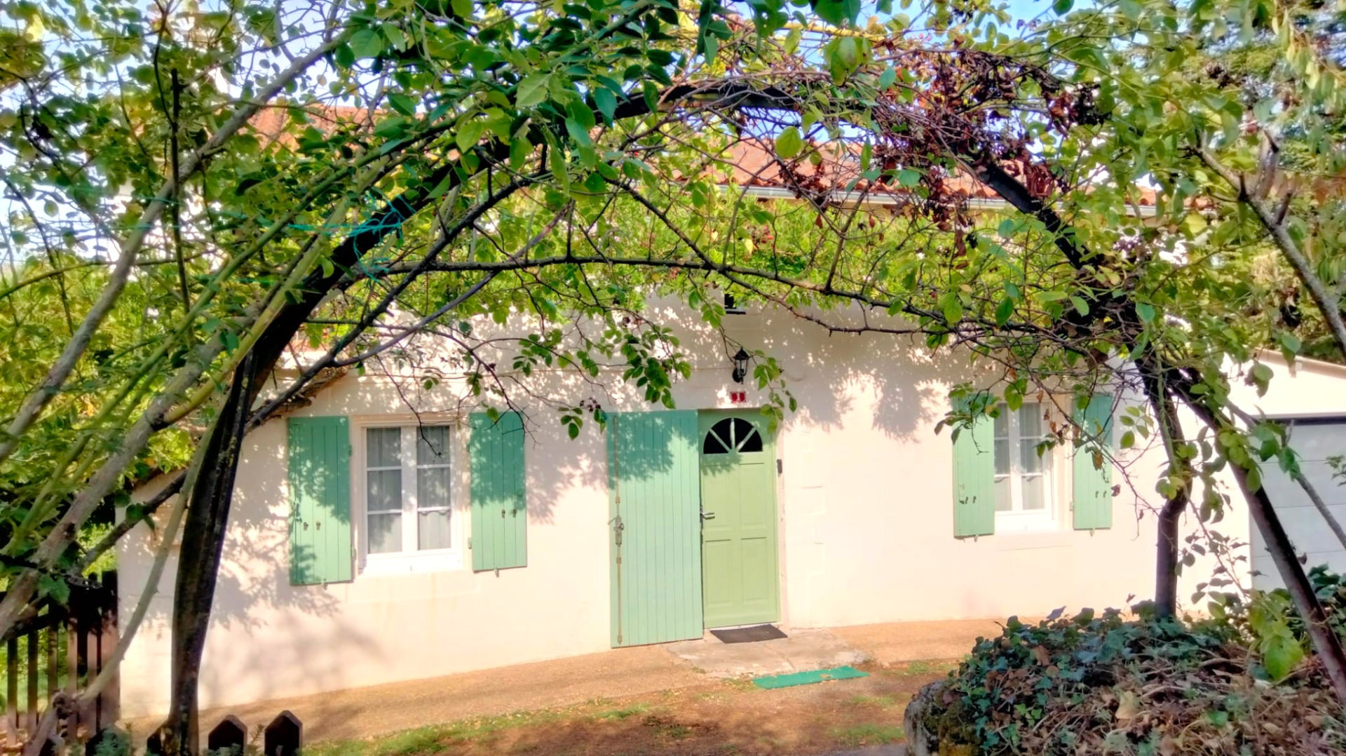 Magnifique Maison en Pierre de Village, Jardins, Garage & Vues Dégagées, 2 Chambres, 2 Salles de Bain, A Proximité de Verteuil-sur-Charente