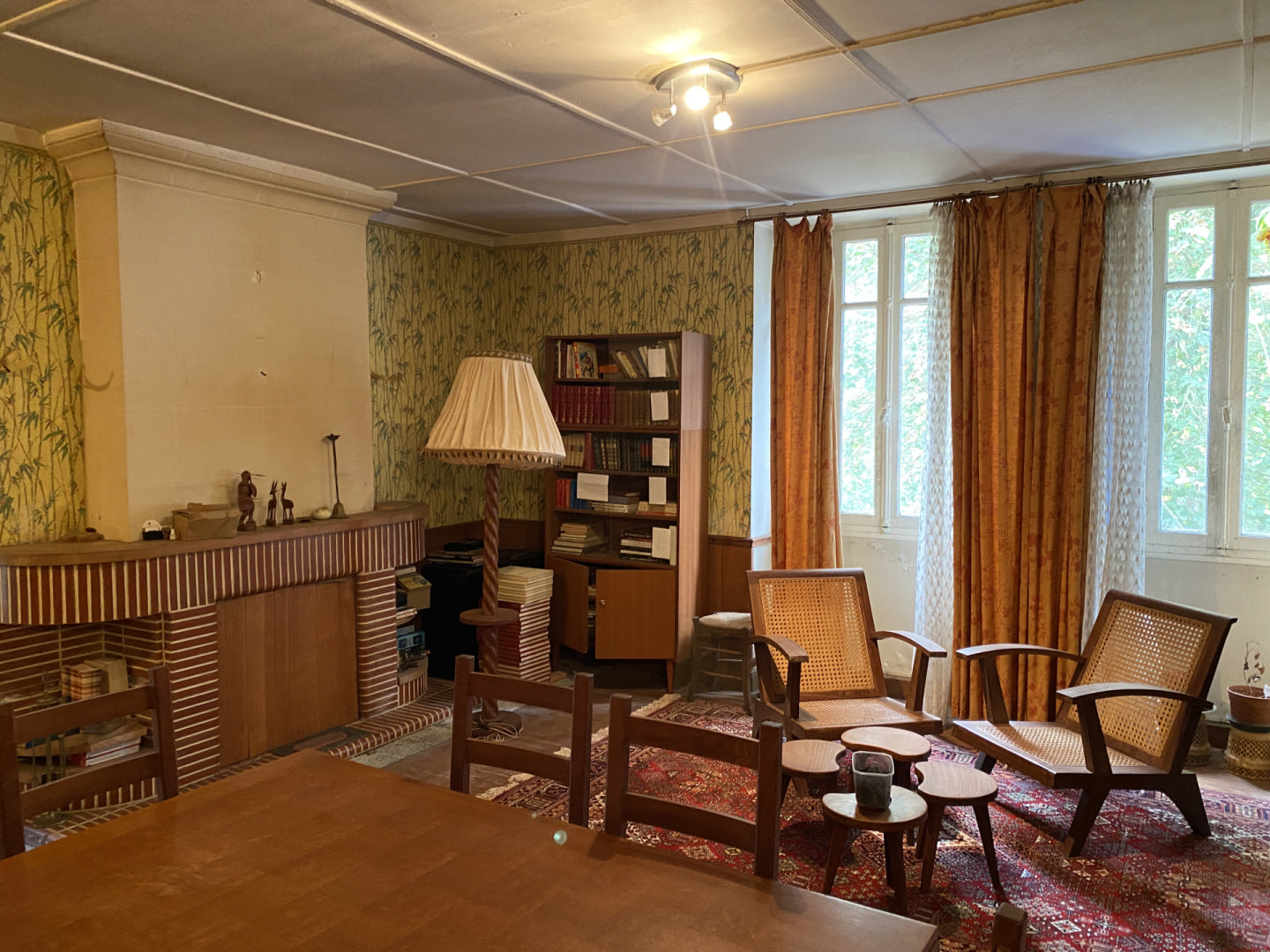 Magnificent 5 bedroom property to restore, large adjoining outbuildings.
