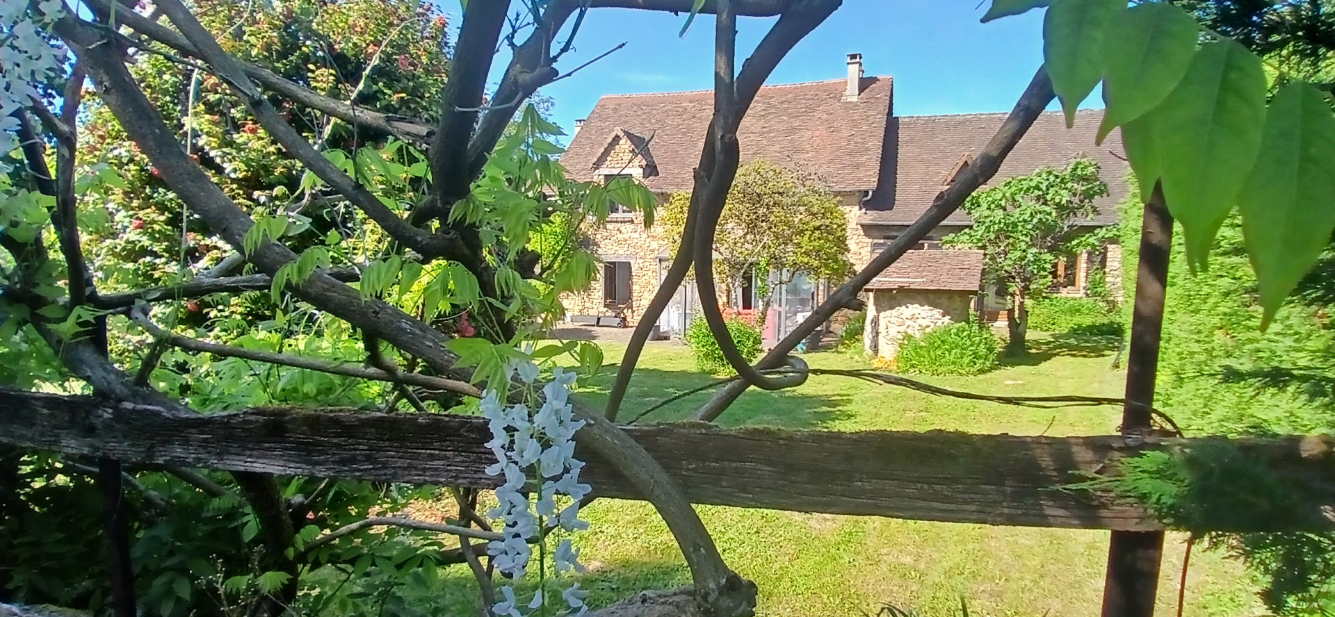 Character stone house with studio apartment, garage and garden for sale Dordogne