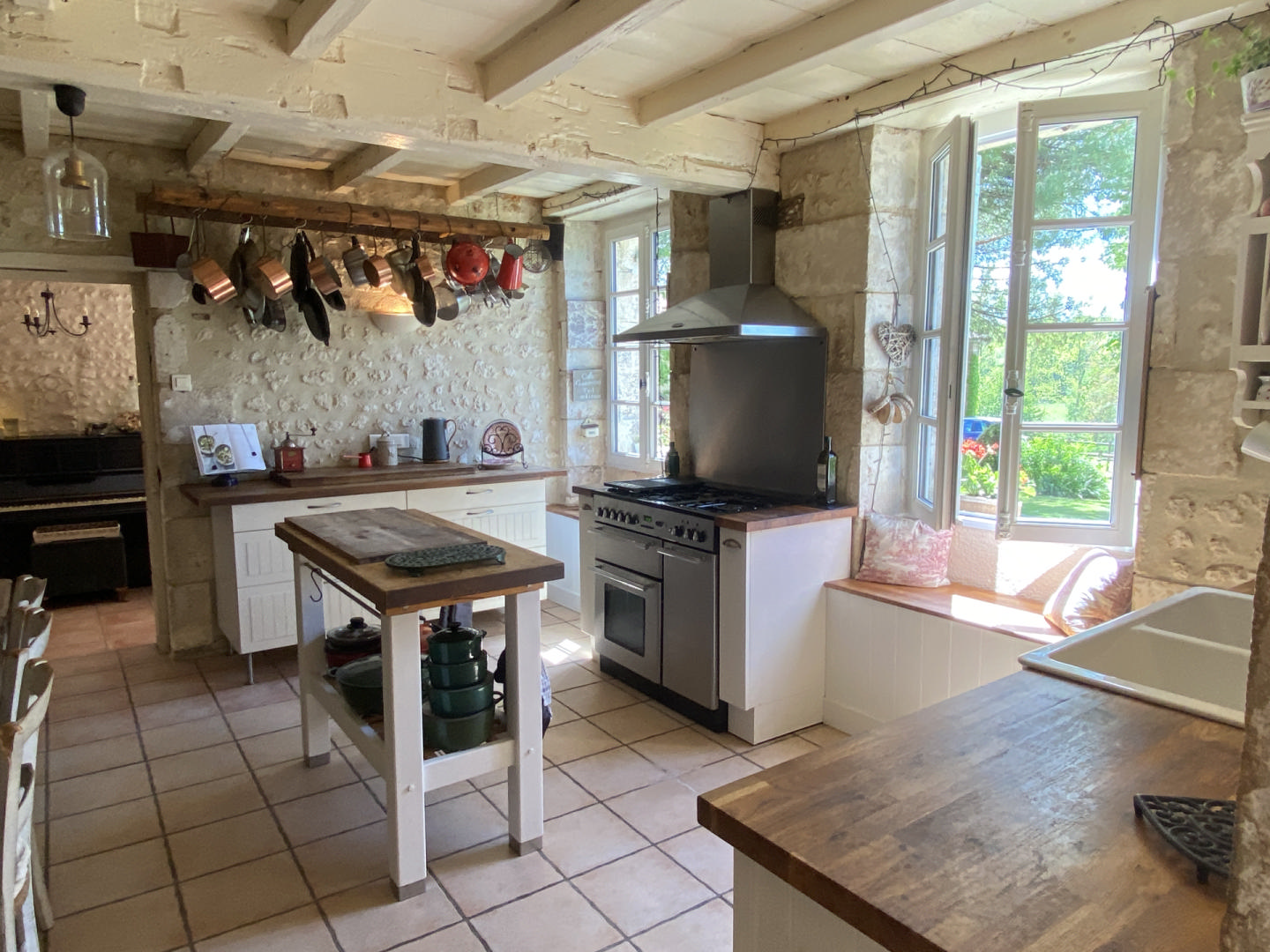 Near Aubeterre, country house with 2 guest houses, over a hectare of grounds. Beautiful views.
