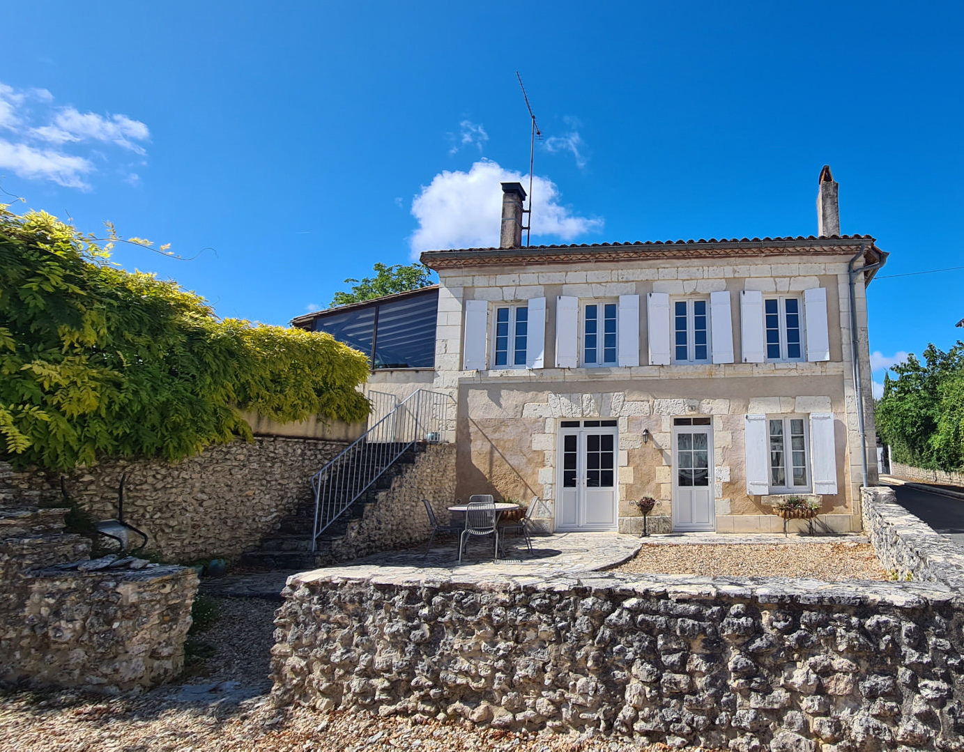 Magnificent village house with 2 guest houses and swimming pool.