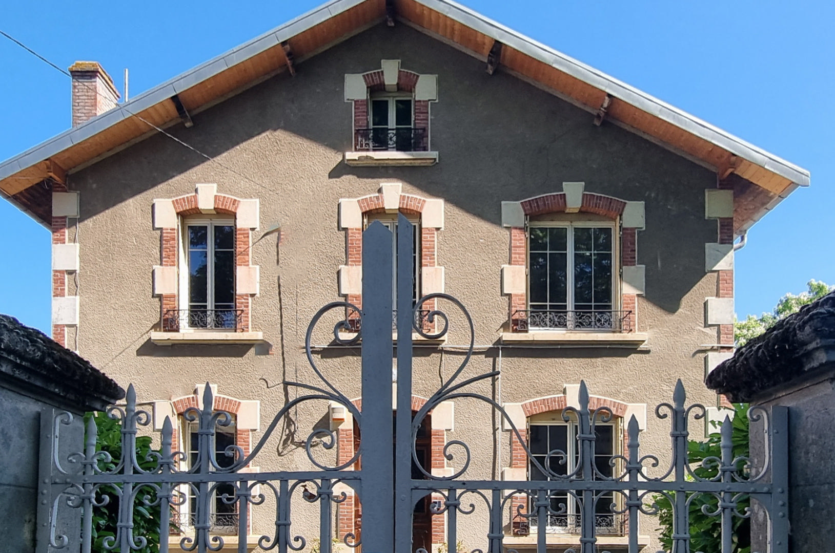 Charming 5-Bedroom Village Home with Spacious Private Gardens
