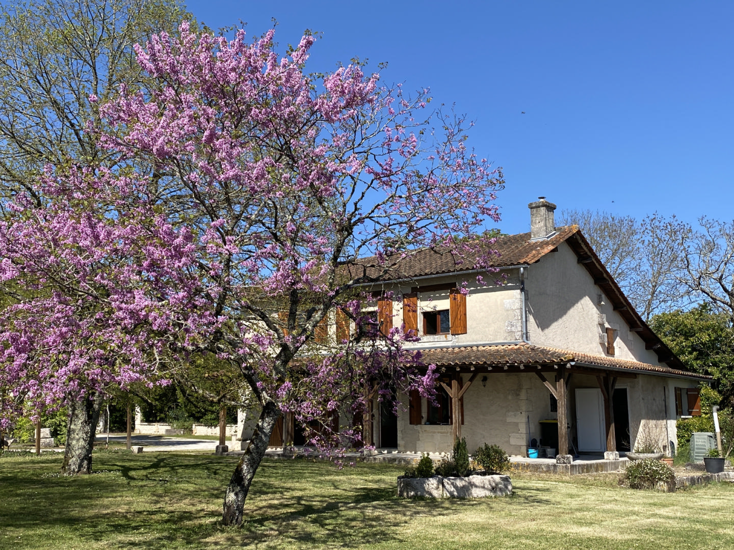 Near Aubeterre - 5 bedroom country house with oubuildings. Fixed price.