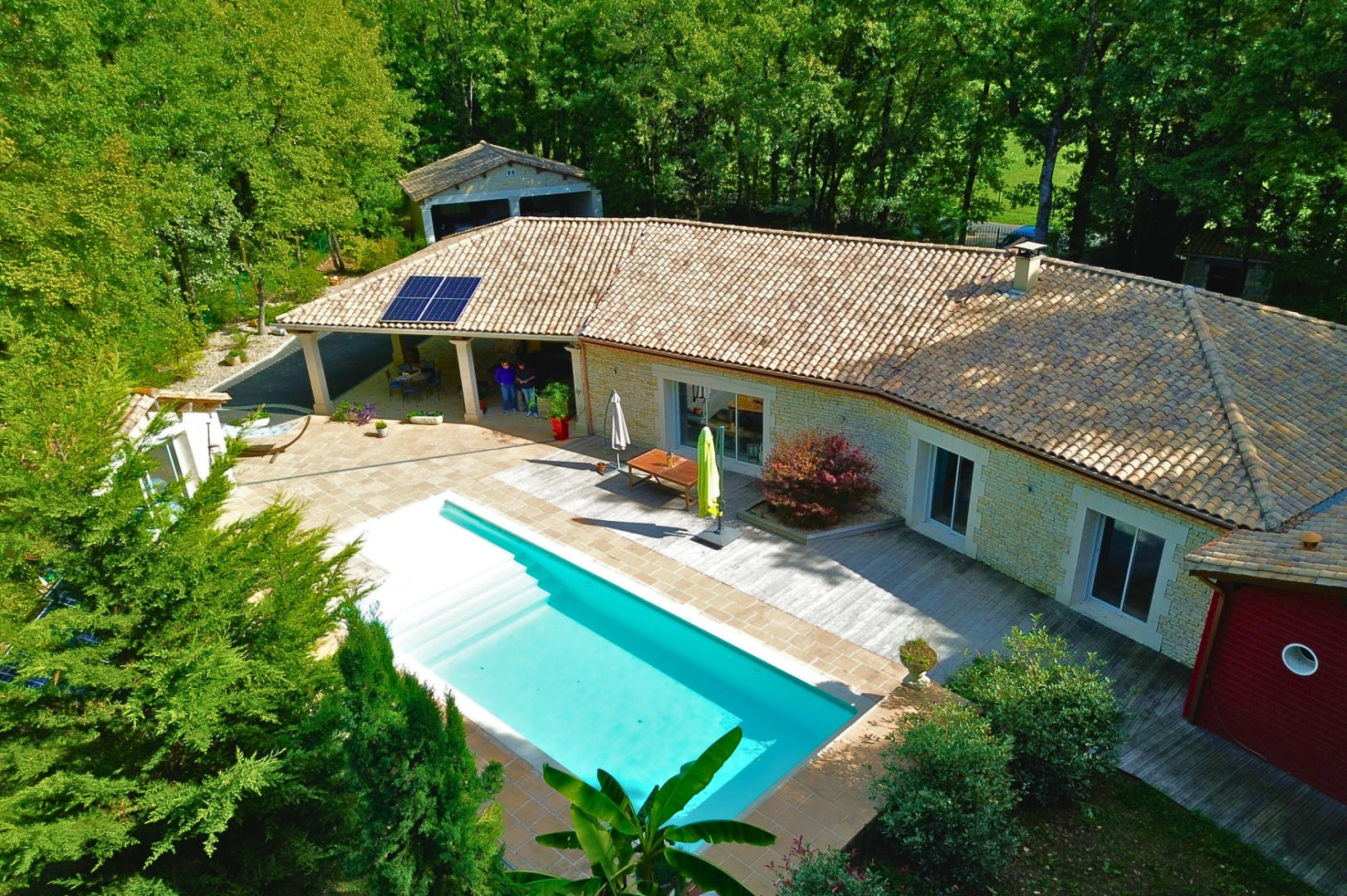 Woodland Lodge, 1.5 Ha, 5 Bedrooms, Pool, 43 m² Covered Terrace, Nr Angoulême