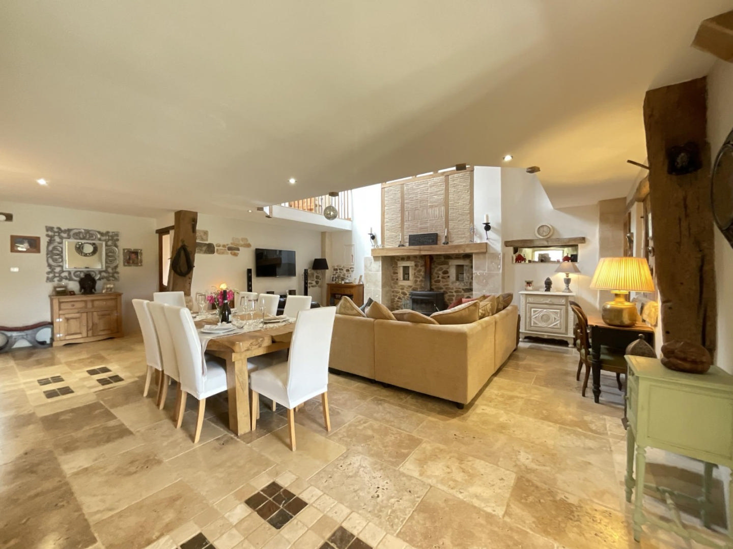 Near Ribérac, spacious house with swimming pool, garden and views.