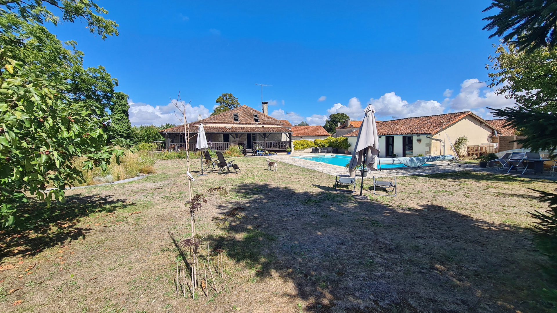 Magnificent village house with 2 guest houses and swimming pool.