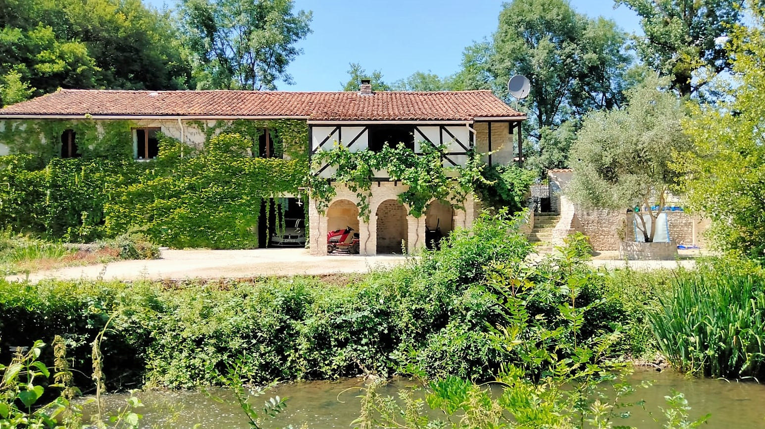 Secluded Old Stone Mill, Barn, Pool - Nr Mansle