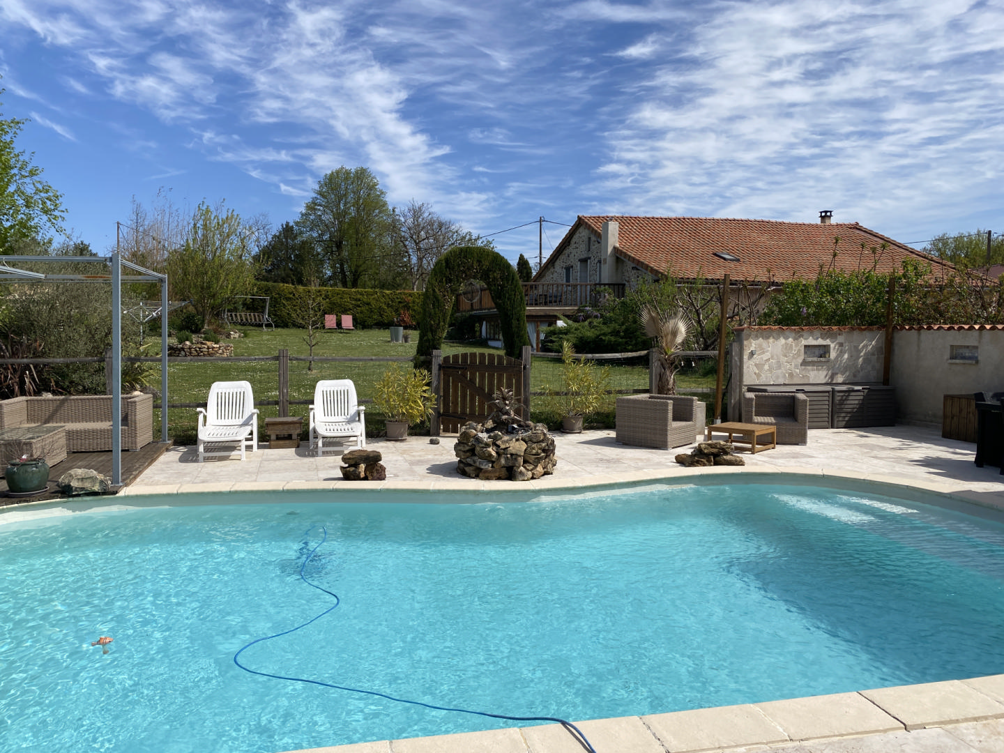 Near Ribérac, spacious house with swimming pool, garden and views.