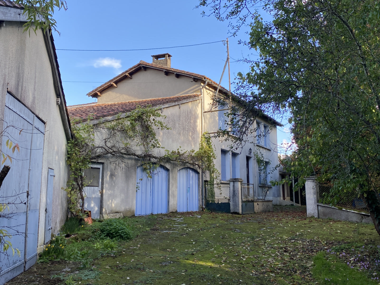Magnificent 5 bedroom property to restore, large adjoining outbuildings.
