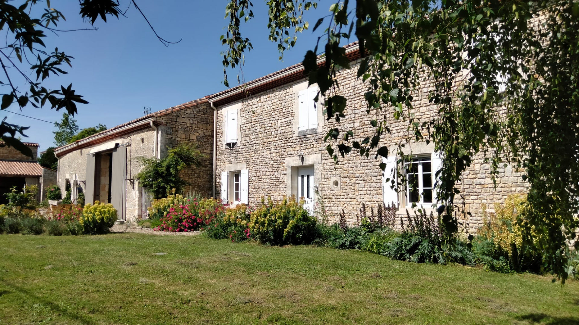 Old Stone Longère, Guesthouse, Vast Barn, Pool, Views, Near Angoulême