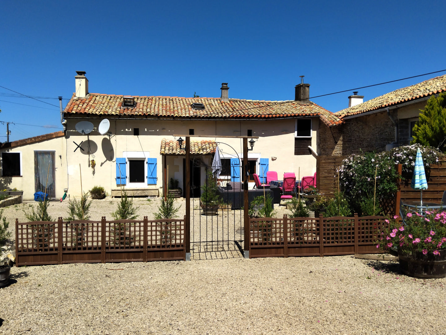 Beautiful Old Stone Gite Complex, 3 Gîtes, Spa, Pool – Messé (Deux-Sèvres)
