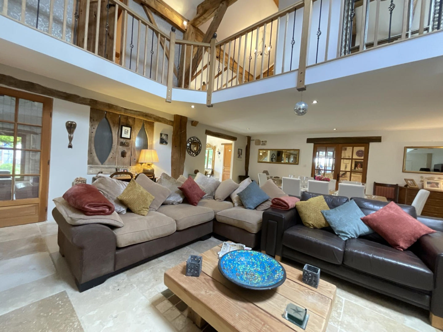 Near Ribérac, spacious house with swimming pool, garden and views.
