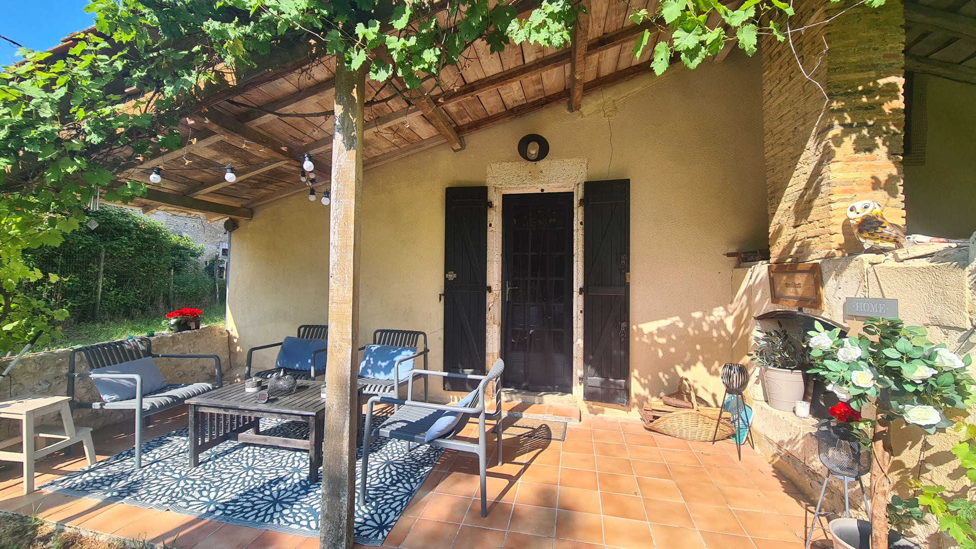 Pretty Country Stone Cottage in a hamlet near Aubeterre sur Dronne