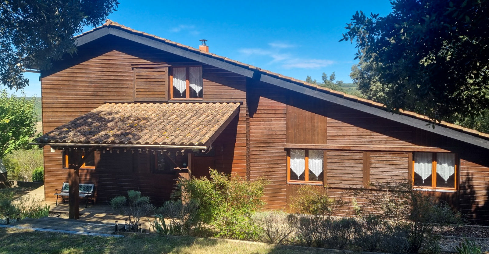 Charming Bespoke 4 bedroom Wooden Home in a Peaceful Woodland Setting. Stunning Mountain Views