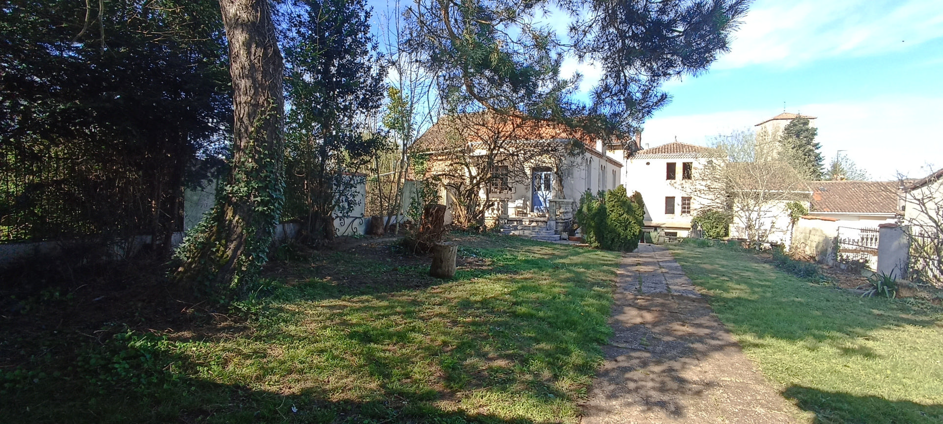 Confolens, Character 4-Bedroom Property, 2 Bed Folly, Garden, Walk to Shops