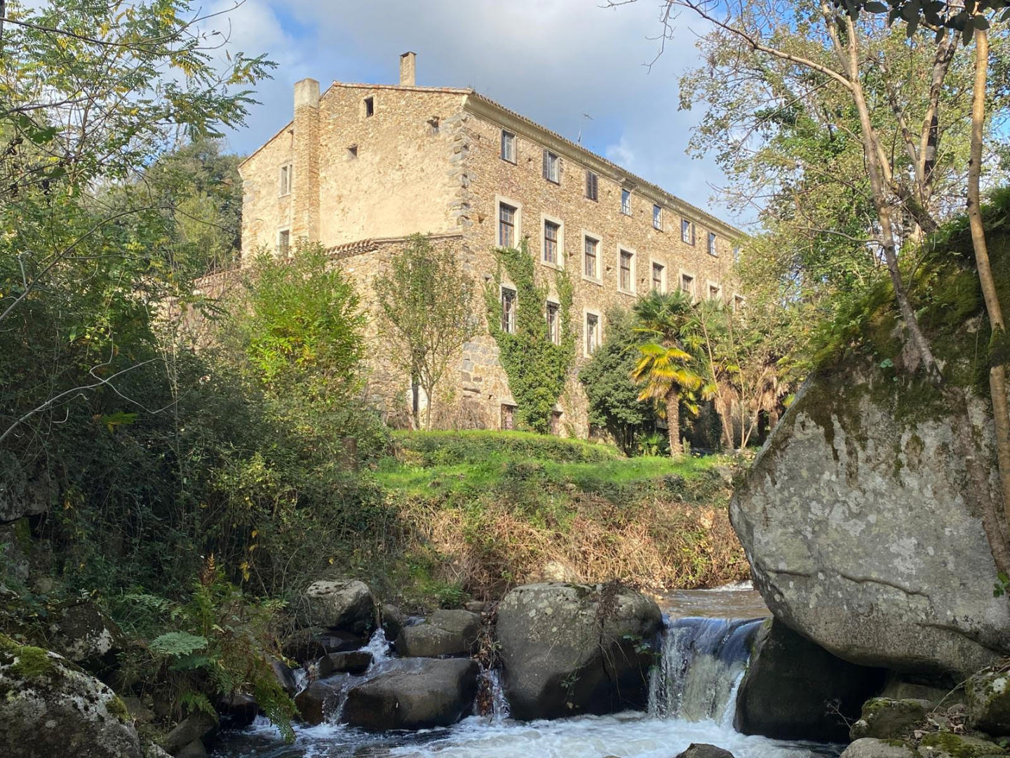 Fabulous converted stone paper mill. Huge potential and beautiful gardens. Numerous outbuildings