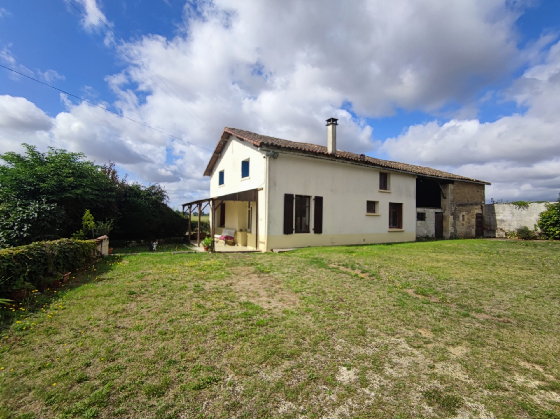 Farmhouse 3 bedrooms, guest house, outbuildings and garden, Chef Boutonne