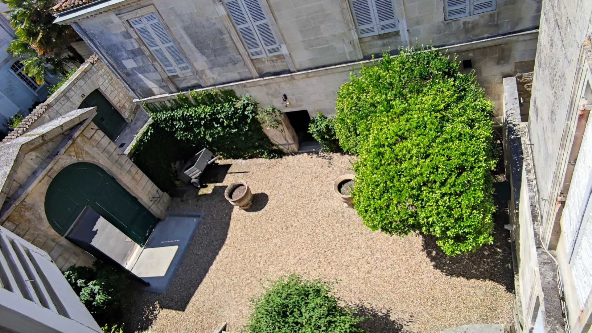 Stunning 7 bedroom Maison de Maitre with garden, garage and river view in Saintes