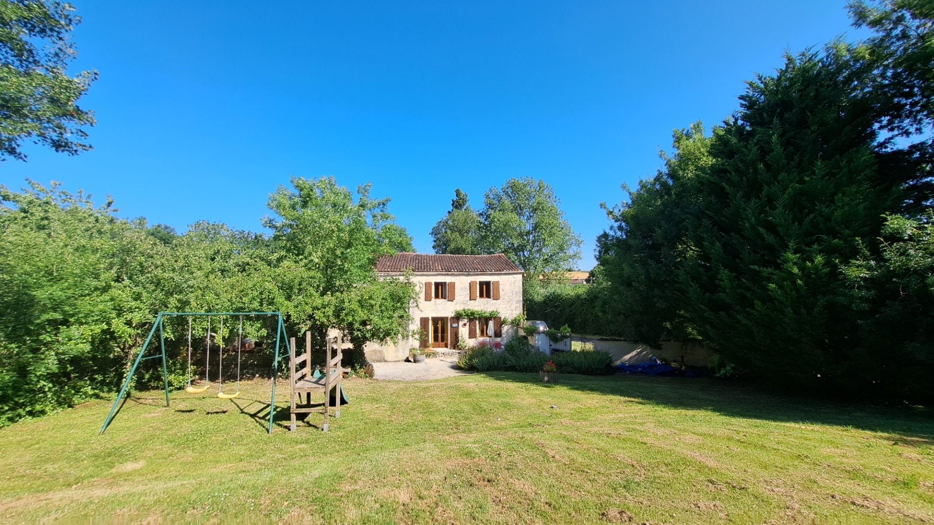 Bungalow with 4 gites, pool and garden. Saint Jean D'Angely