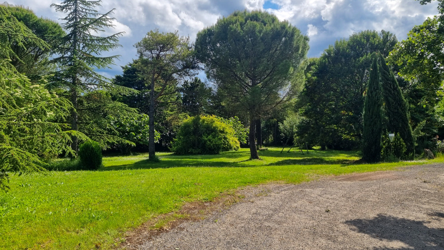 Spacious Countryside Residence with Pyrenean Views, Outbuildings, and Development Potential – Between Fanjeaux and Mirepoix
Spacious Countryside Residence with Pyrenean Views, Outbuildings, and Development Potential – Between Fanjeaux and Mirepoix