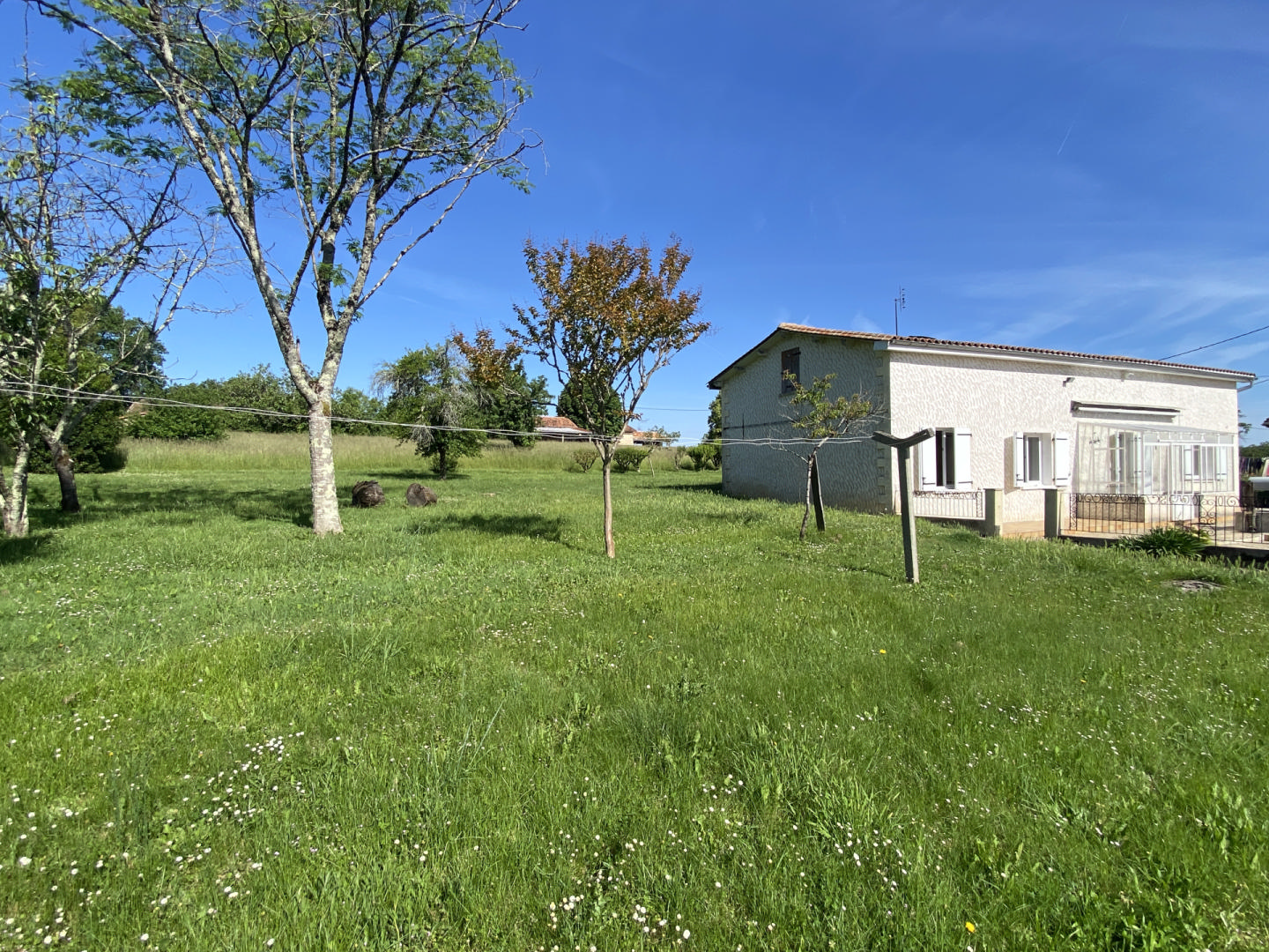Charming Single-Story Country House with Outbuildings - Bors-de-Montmoreau
