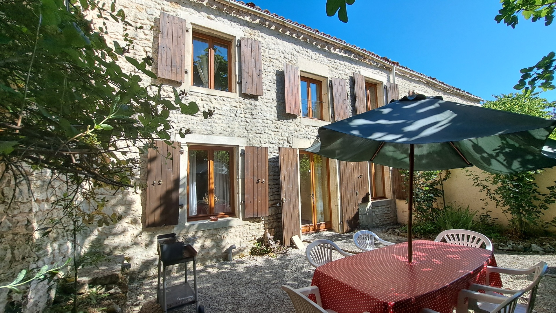 Bungalow with 4 gites, pool and garden. Saint Jean D'Angely