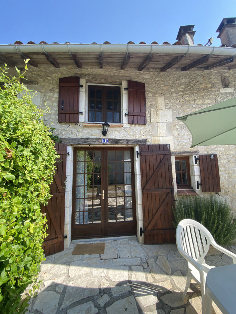 Charming Stone Cottage near Aubeterre-sur-Dronne