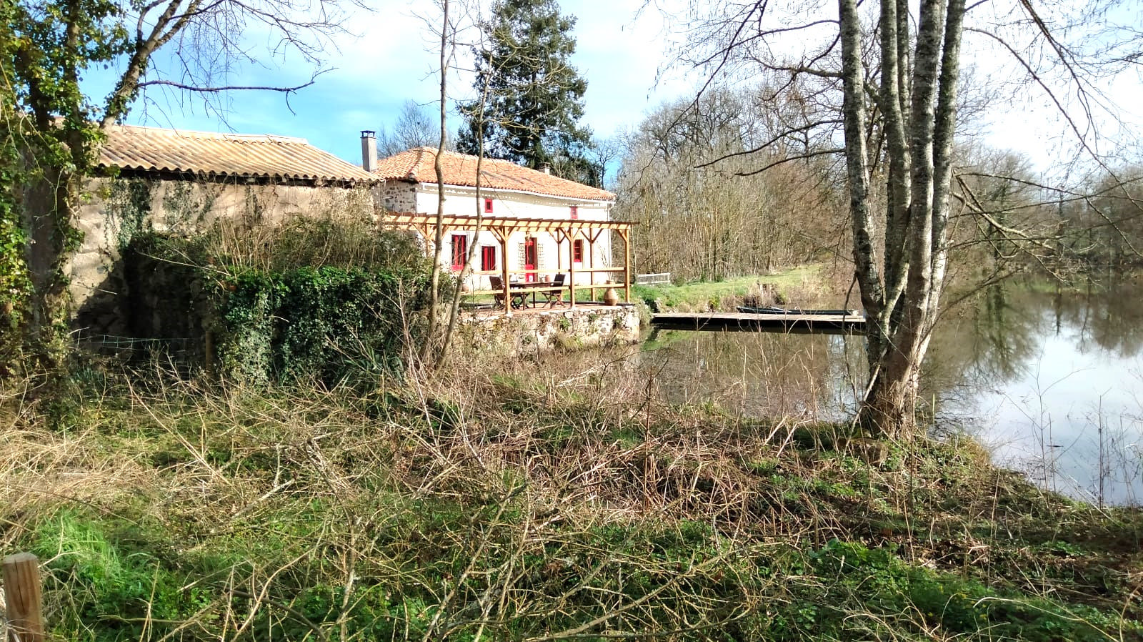 Lakeside Paradise 3.8 Ha, Old Mill,  Gîte, Views, Outbuildings, Woodland