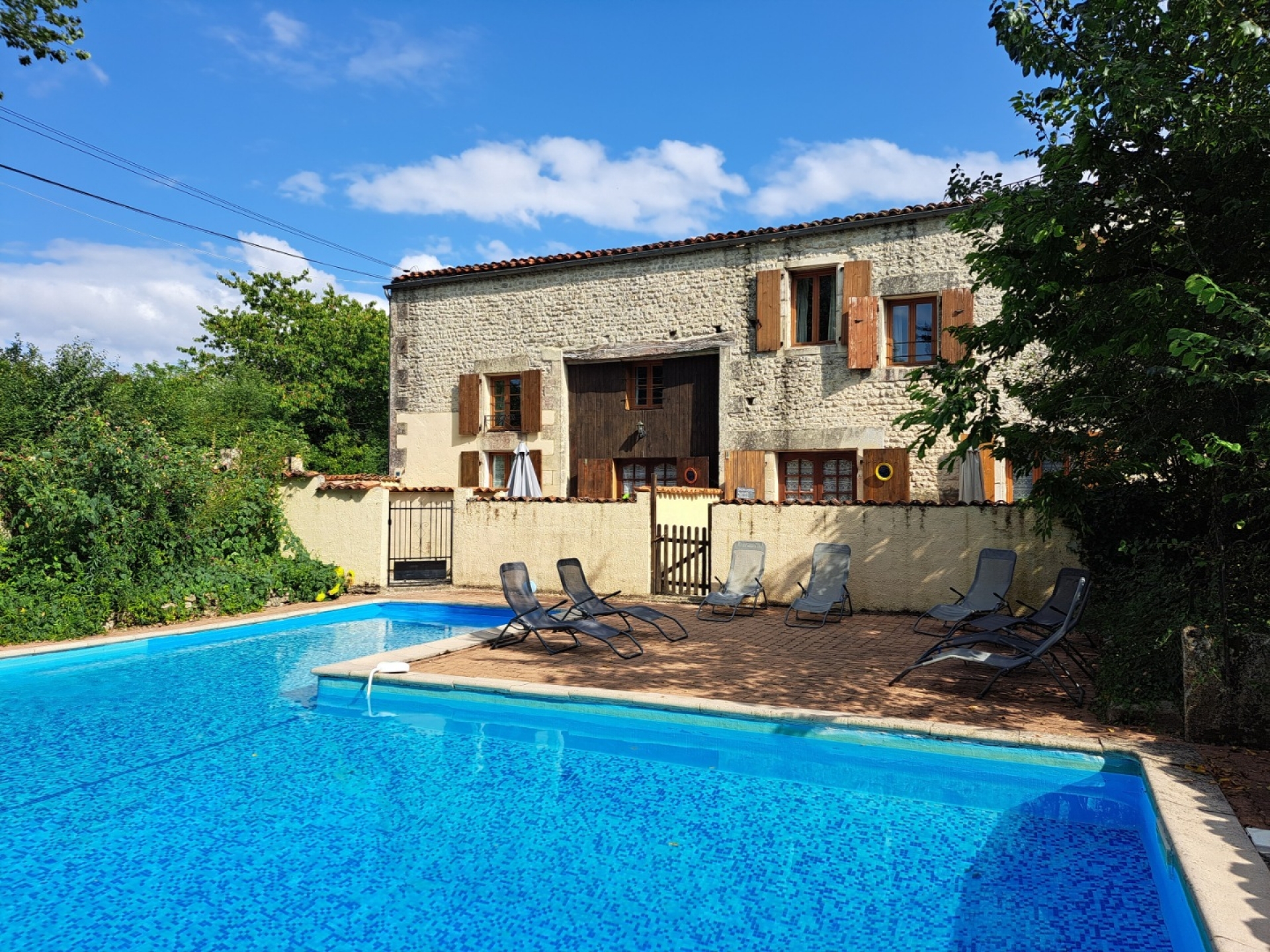 Bungalow with 4 gites, pool and garden. Saint Jean D'Angely