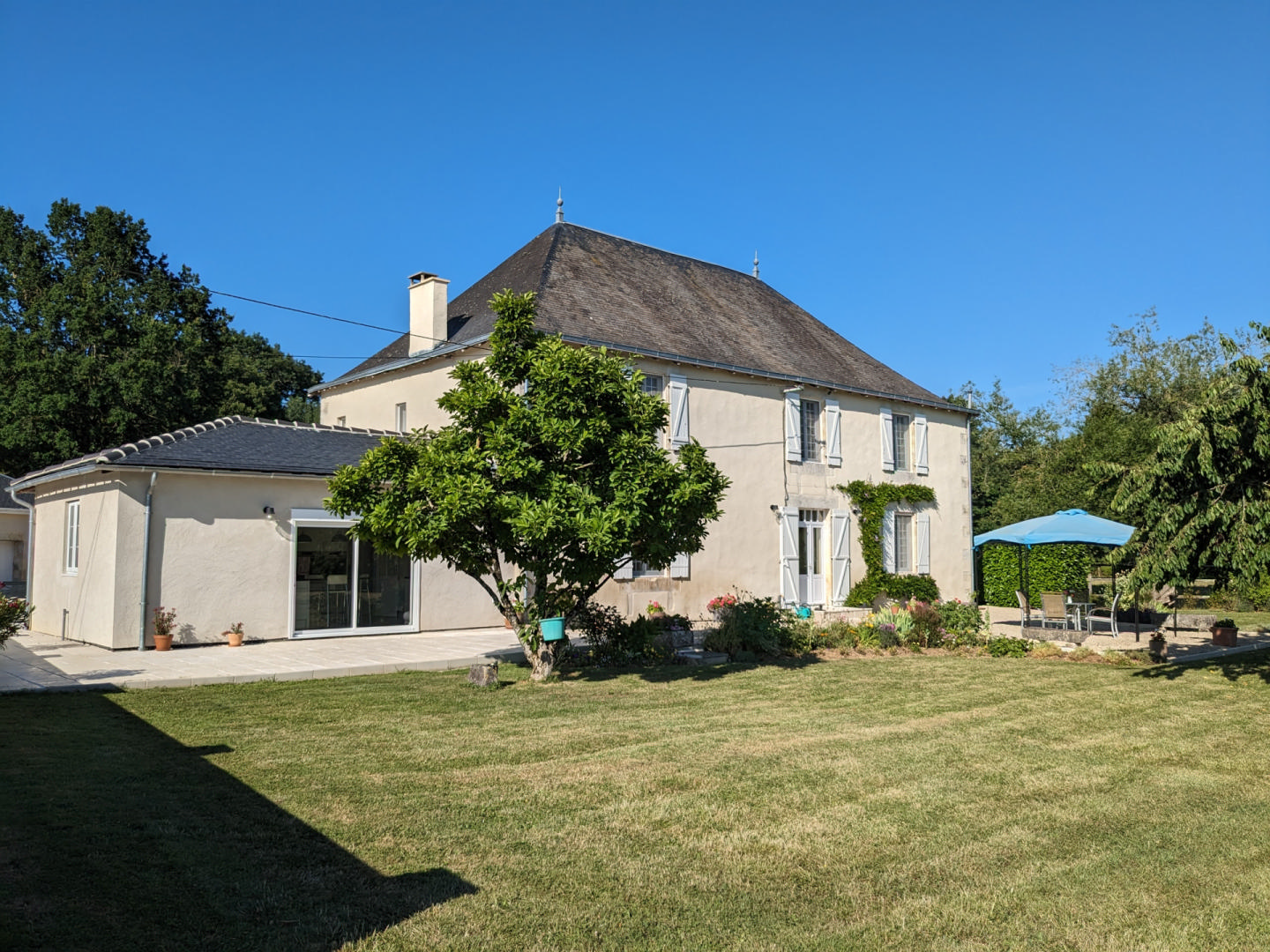 Elegant Maison de Maître with Guest Cottage, Pool &amp; 21 acres in Vienne