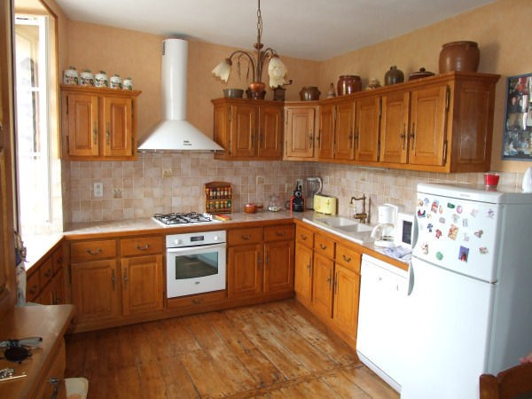 Aubeterre sur Dronne -  2 bedroom apartment for sale with ground floor commercial space.