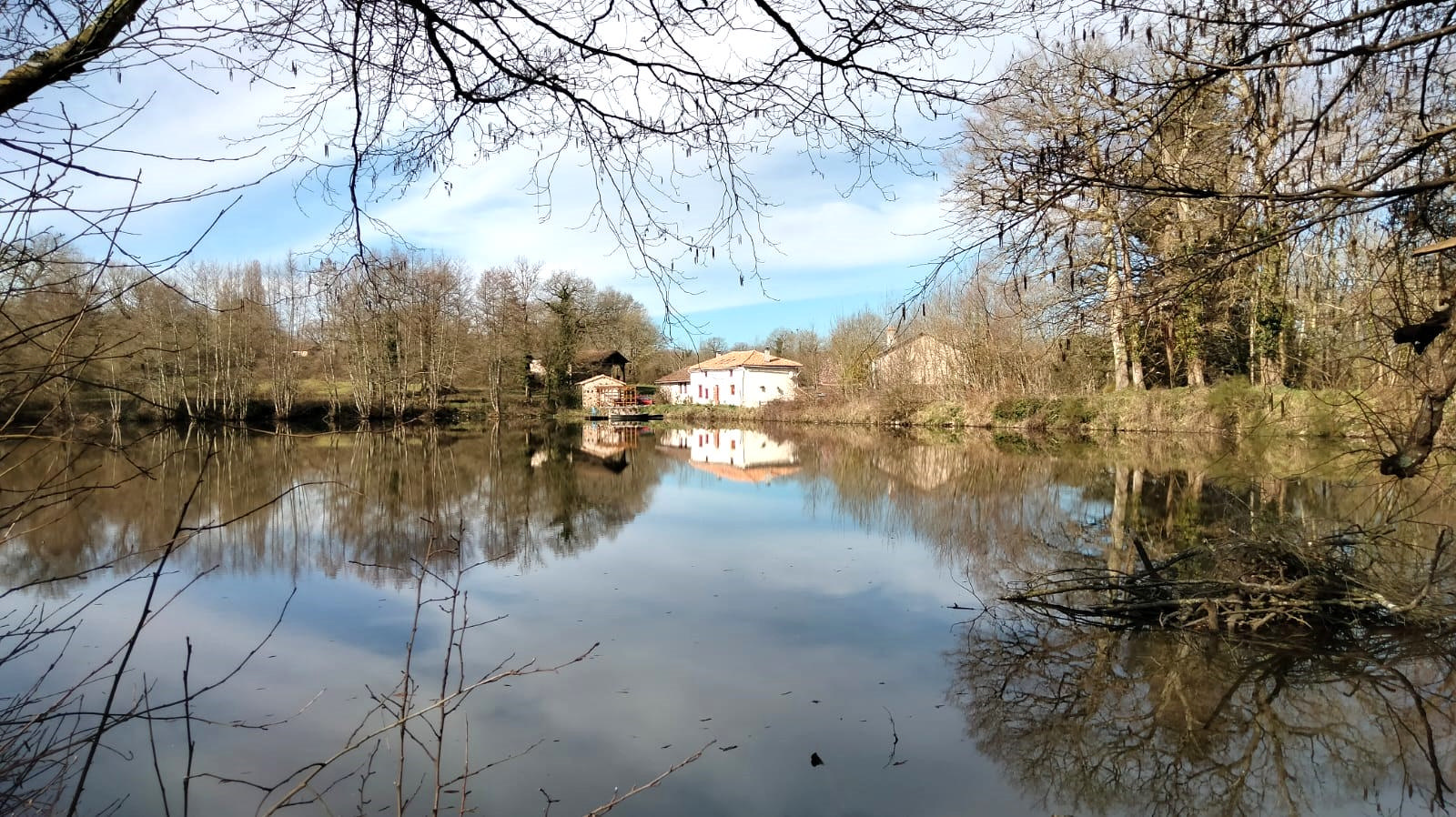 Lakeside Paradise 3.8 Ha, Old Mill,  Gîte, Views, Outbuildings, Woodland