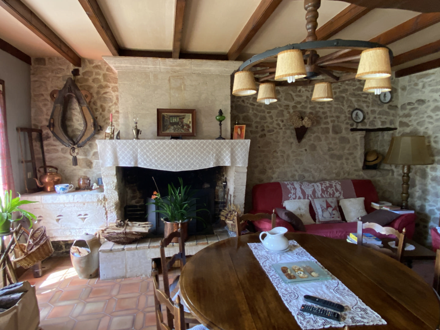 Brossac area. Charming cottage with development potential.