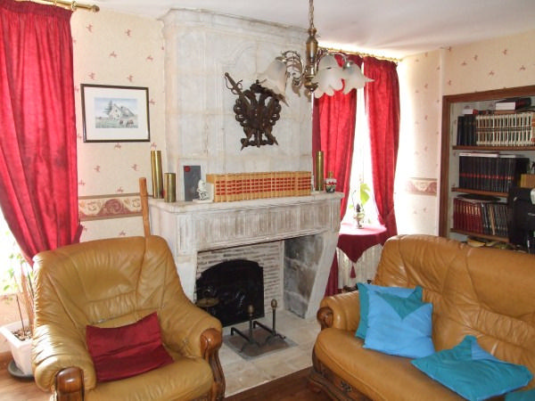Aubeterre sur Dronne -  2 bedroom apartment for sale with ground floor commercial space.