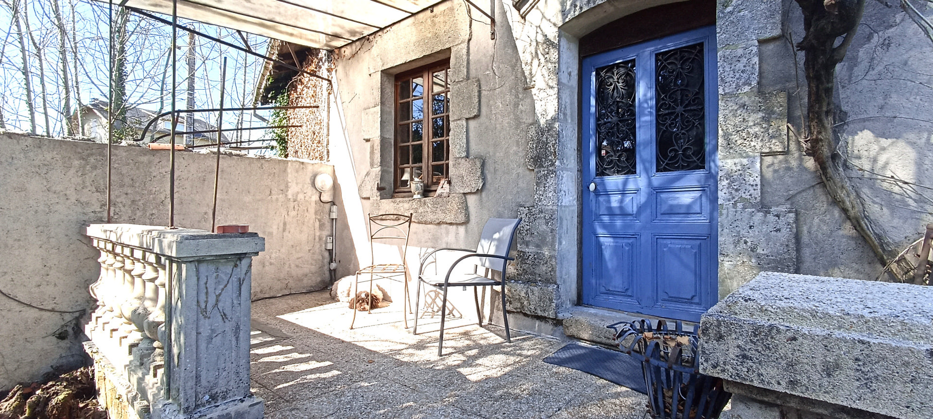 Confolens, Character 4-Bedroom Property, 2 Bed Folly, Garden, Walk to Shops