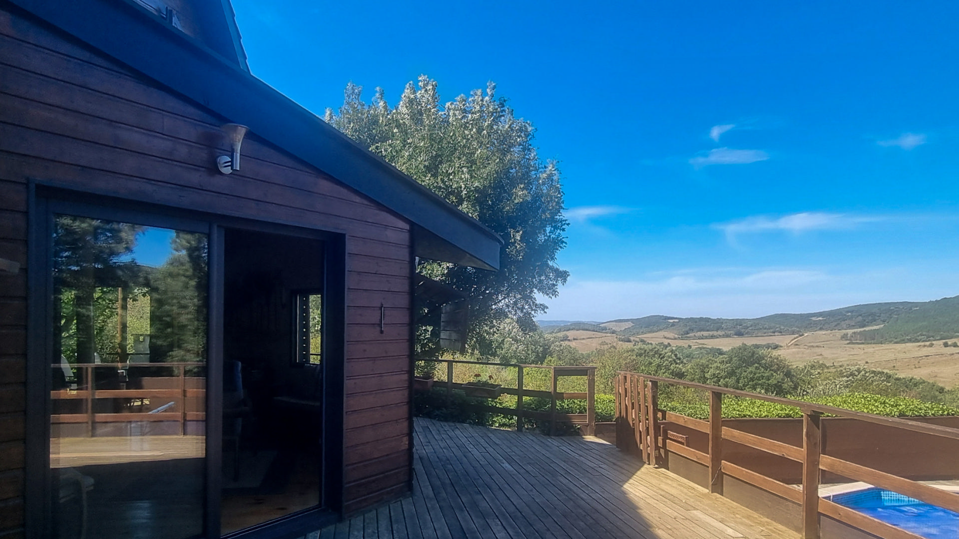 Charming Bespoke 4 bedroom Wooden Home in a Peaceful Woodland Setting. Stunning Mountain Views