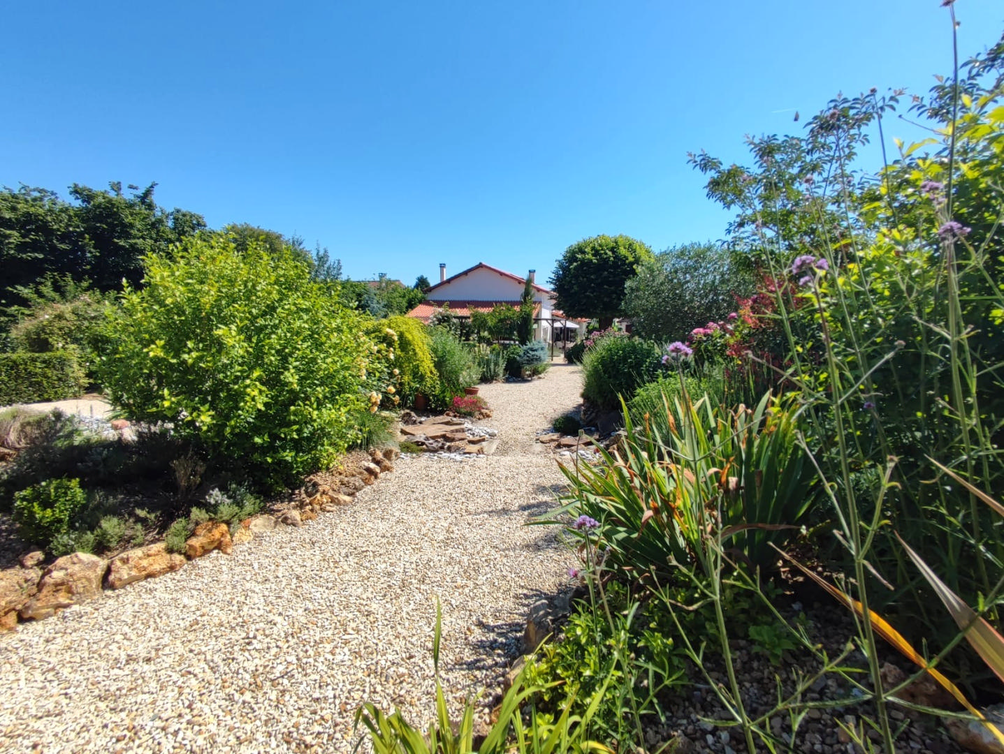 Garden Paradise,  4 Bedrooms, 2 bathrooms, Close to Shops, Nieuil, Charente