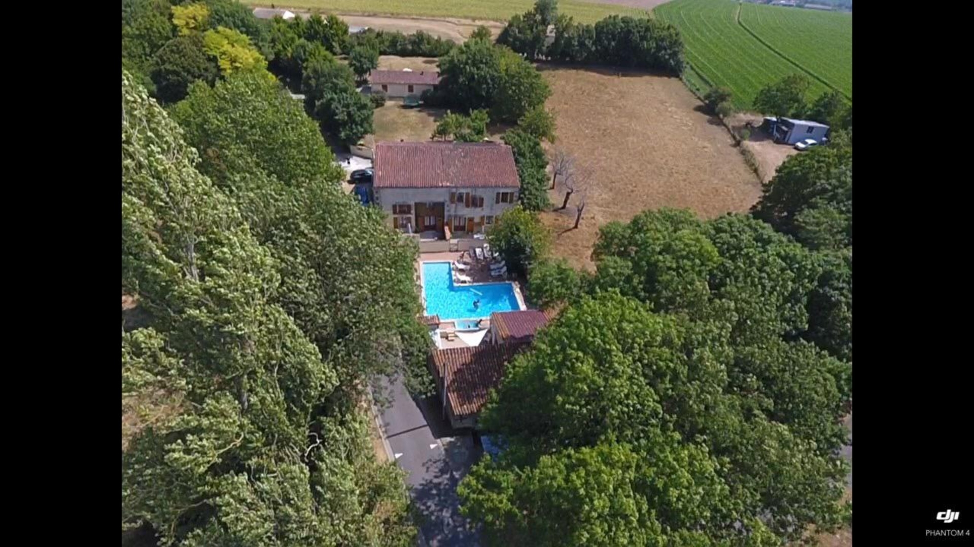 Bungalow with 4 gites, pool and garden. Saint Jean D'Angely