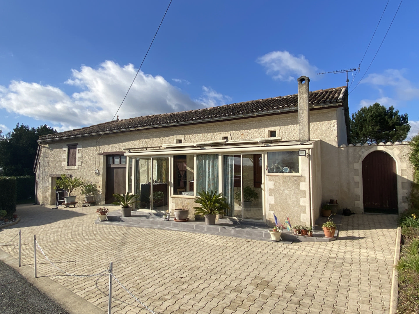 Charming Country House for Sale just 35 minutes from Bordeaux