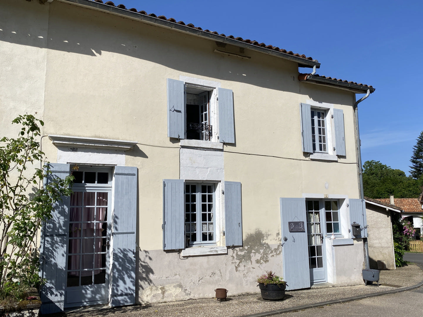Near Chalais. Charming house in the heart of a sought-after village, with view of the church.