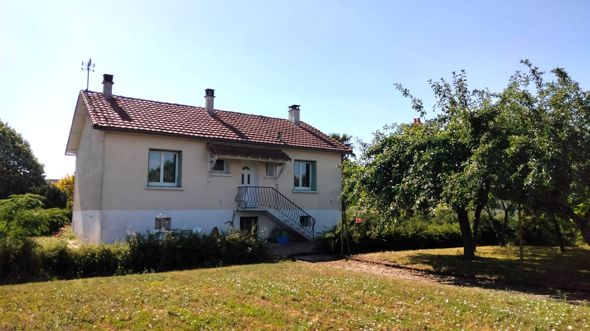 Village House Mauprevoir, Gardens, Garage, Outbuildings, Walk to Shops, 3 Bedrooms, 2 Bathrooms