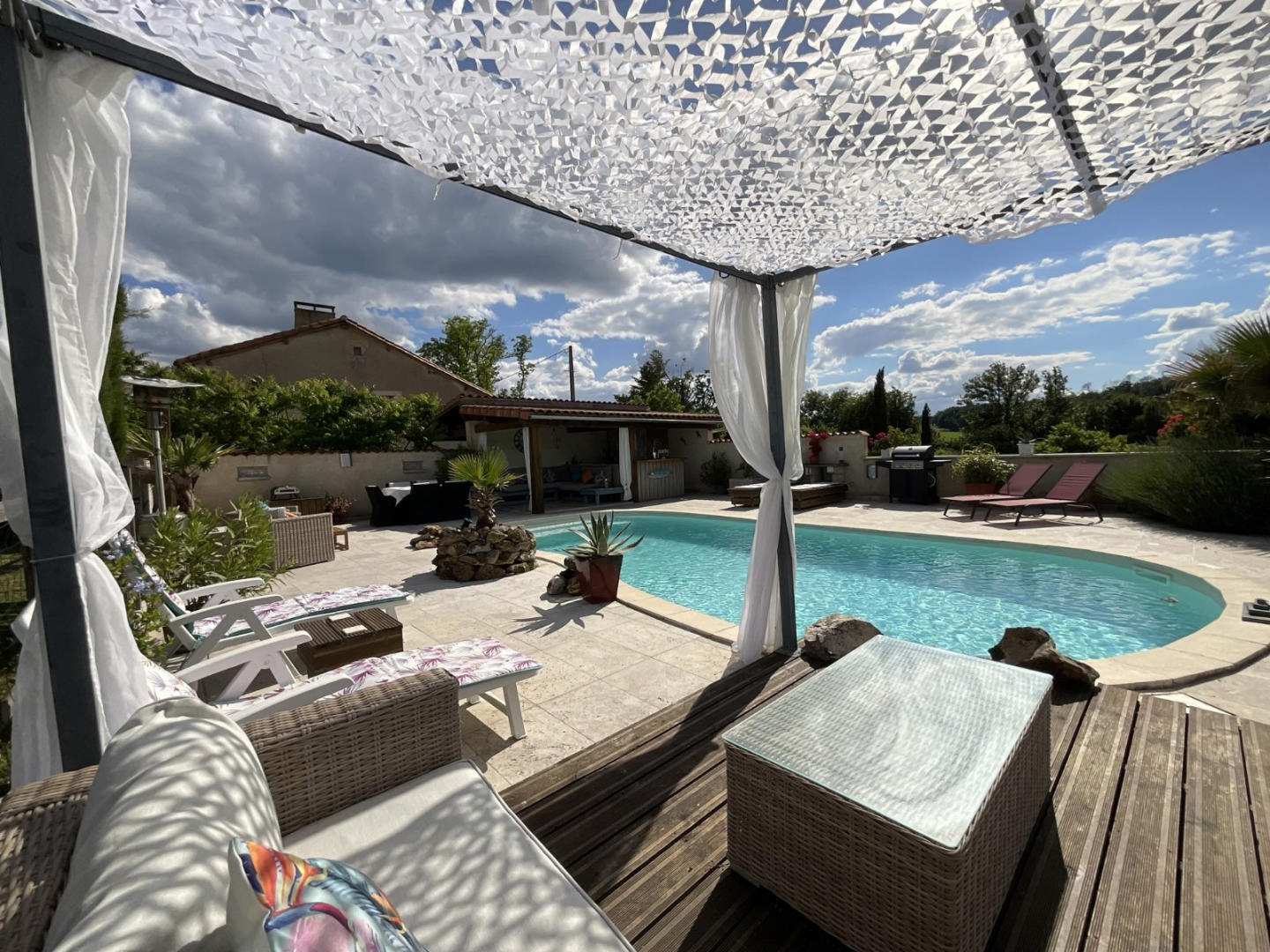 Near Ribérac, spacious house with swimming pool, garden and views.