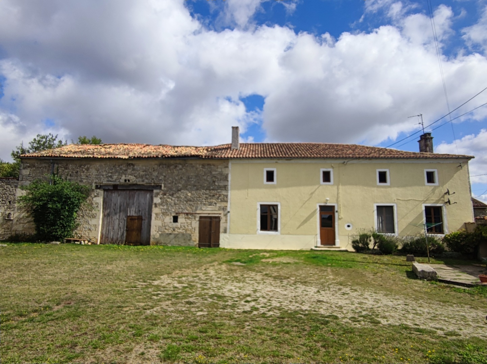 Farmhouse 3 bedrooms, guest house, outbuildings and garden, Chef Boutonne