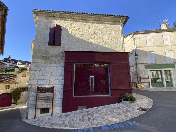 Aubeterre sur Dronne -  2 bedroom apartment for sale with ground floor commercial space.